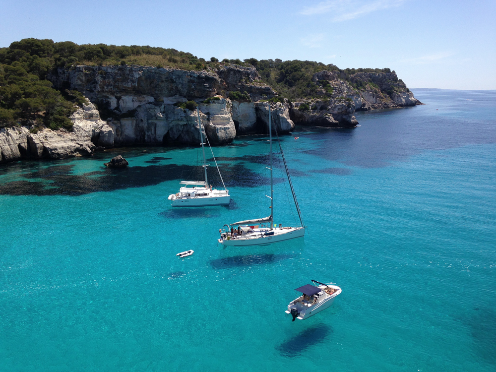 Schwebende Boote in der Cala Macarella, Menorca