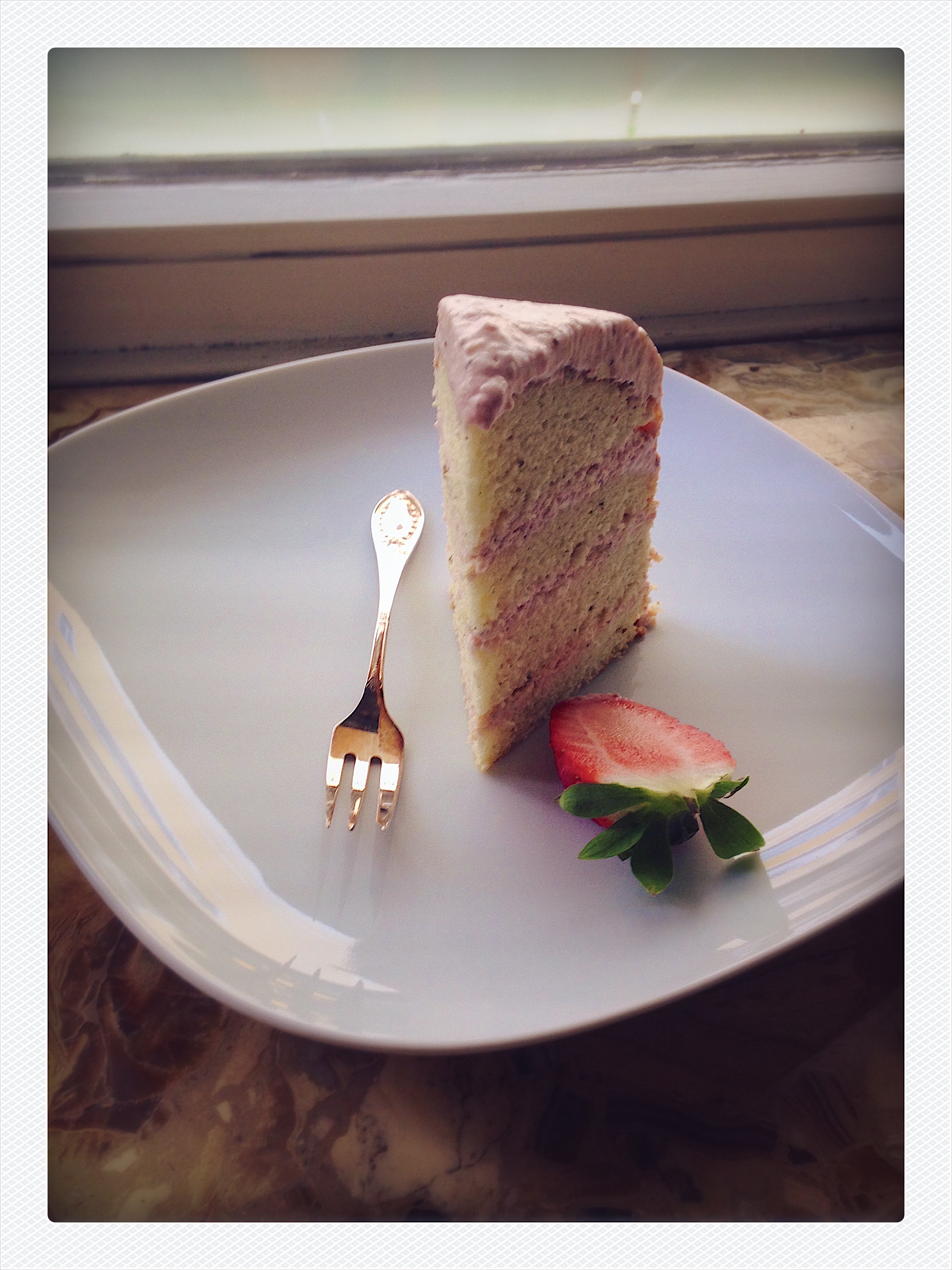 Vanille Torte mit Erdbee-Frosting | Julie Fahrenheit